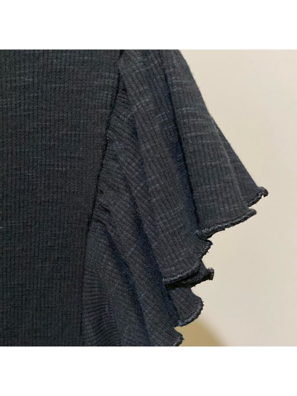 Black Flutter Sleeve Ruched Cropped Top - Picture 2 of 2